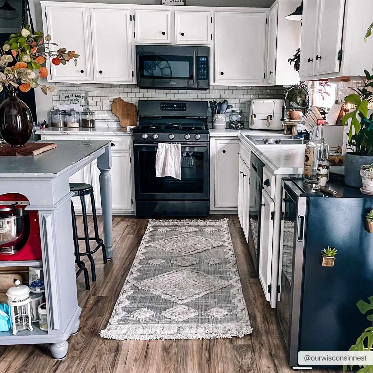 Ampusungan Area Rug - Decor Addict, LLC