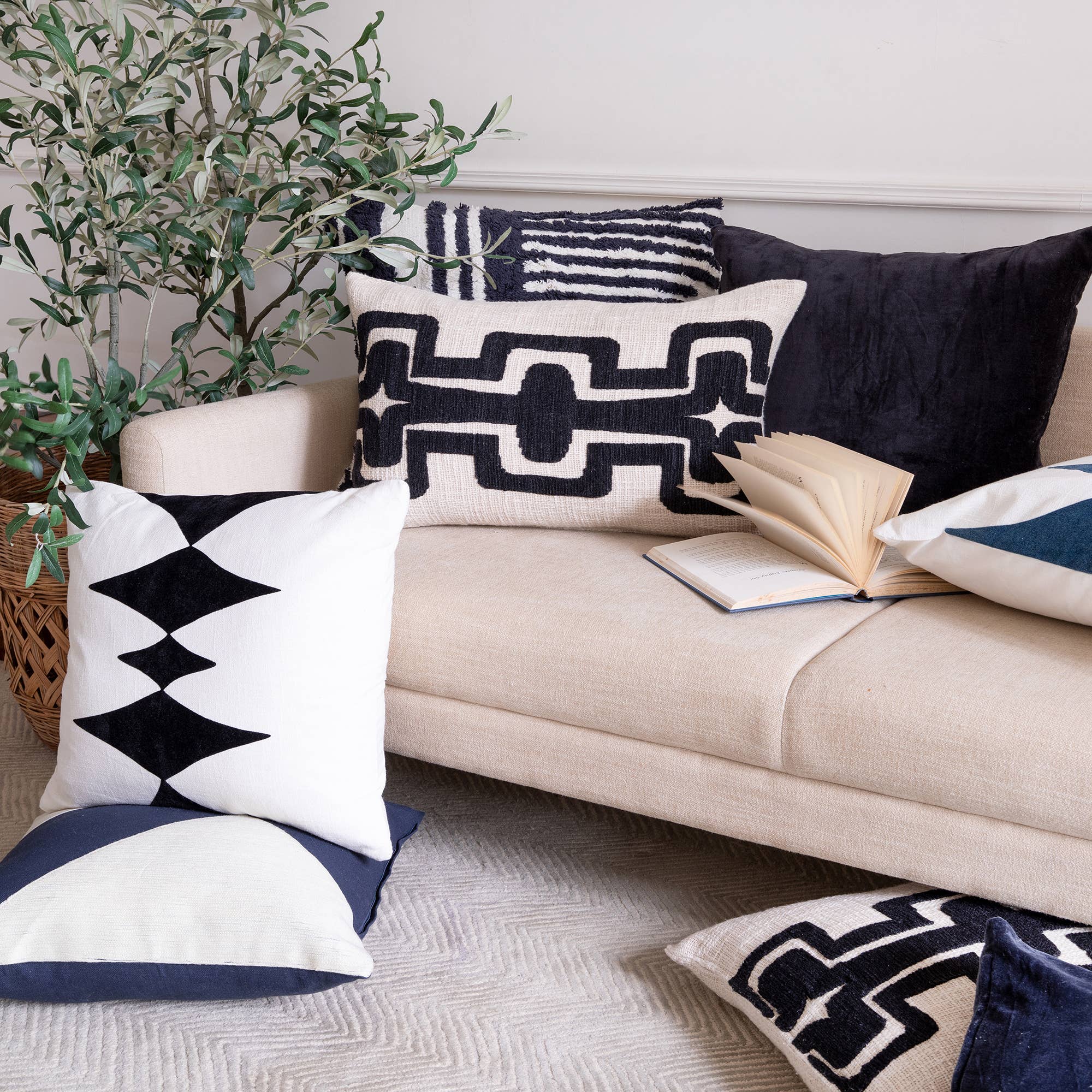 Seanna Geometric Handmade Decorative Throw Pillow: Onyx/ivory / 16" x 24" - Decor Addict, LLC