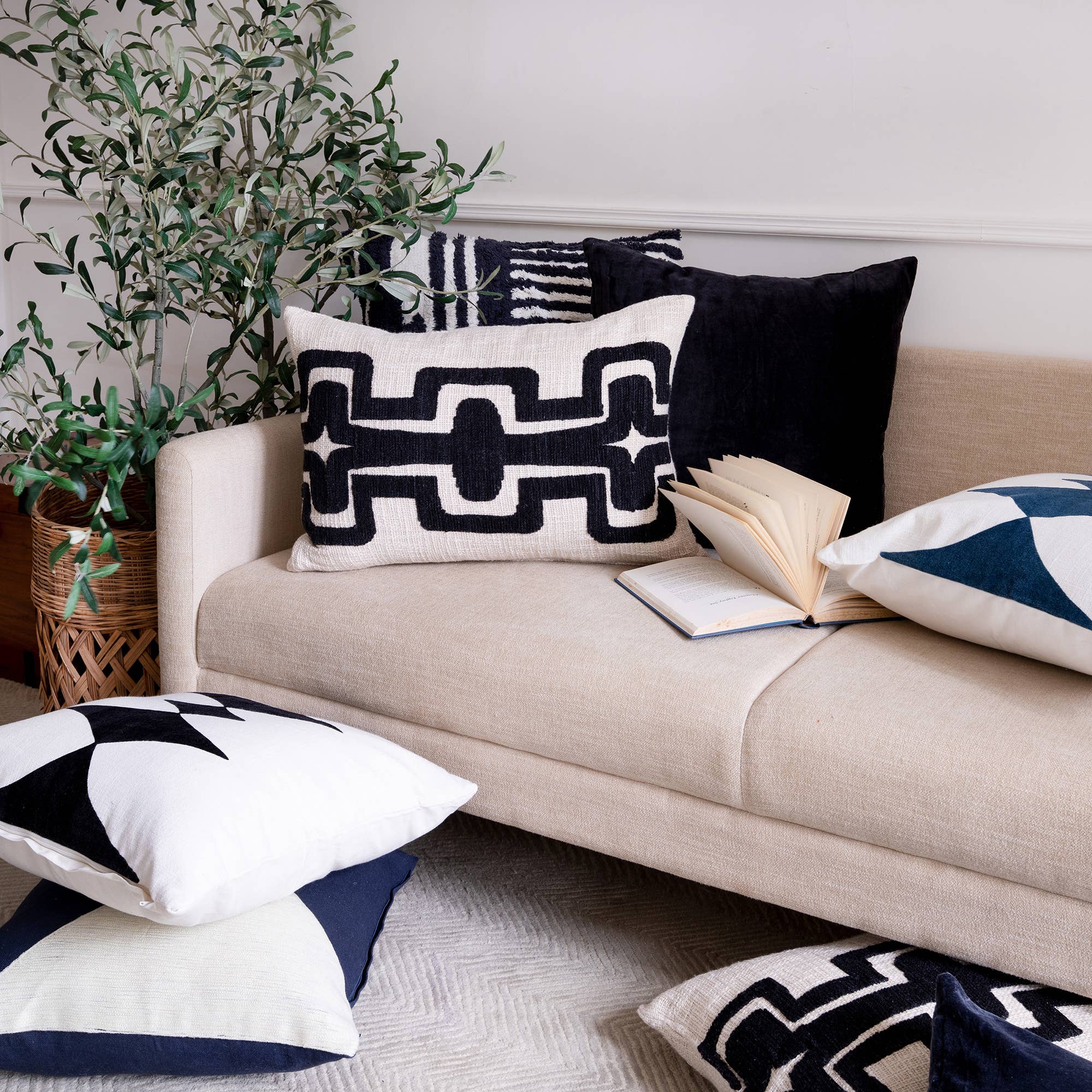 Seanna Geometric Handmade Decorative Throw Pillow: Onyx/ivory / 20" x 20" - Decor Addict, LLC