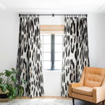 Tratamiento de ventana Shibori en blanco y negro de Alison Janssen