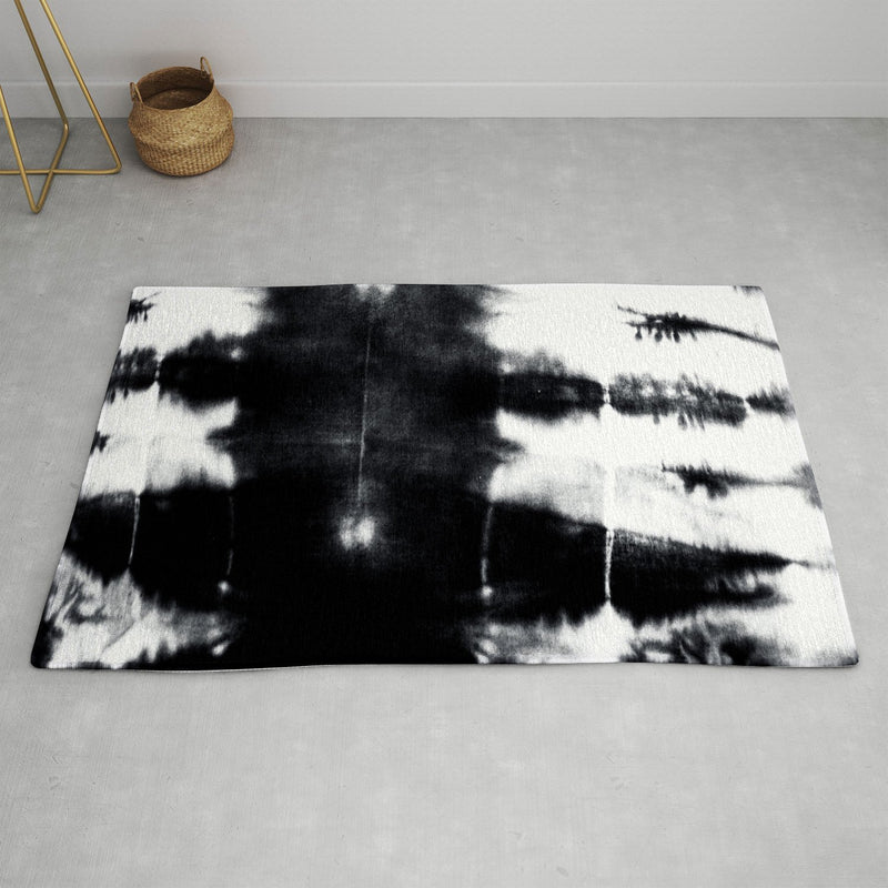 Colección de alfombras Shibori en blanco y negro de Alison Janssen