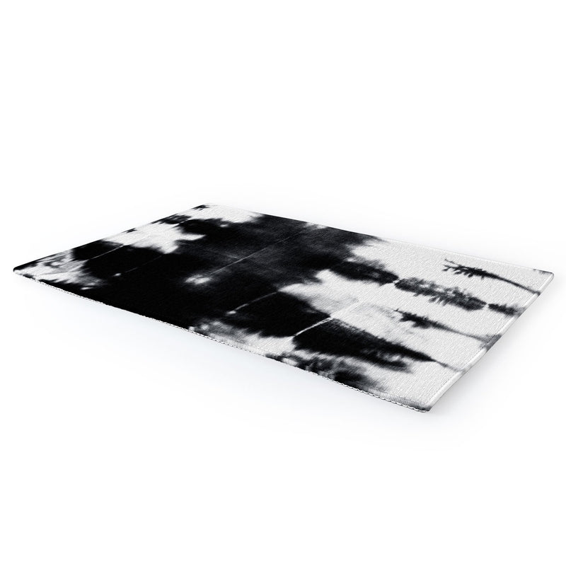 Colección de alfombras Shibori en blanco y negro de Alison Janssen