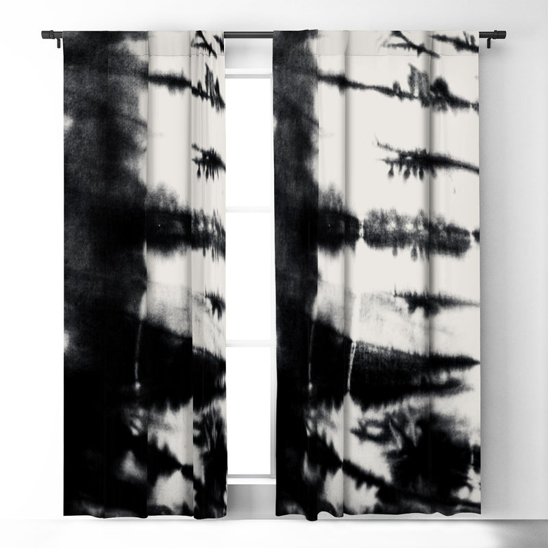 Tratamiento de ventana Shibori en blanco y negro de Alison Janssen