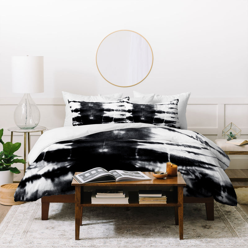 Colección de ropa de cama Shibori en blanco y negro de Alison Janssen