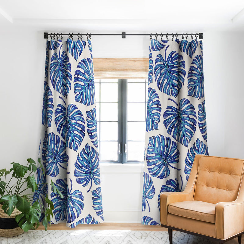 Tratamiento de ventana azul con hojas de palmera tropical de Avenie