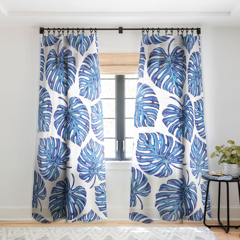 Tratamiento de ventana azul con hojas de palmera tropical de Avenie