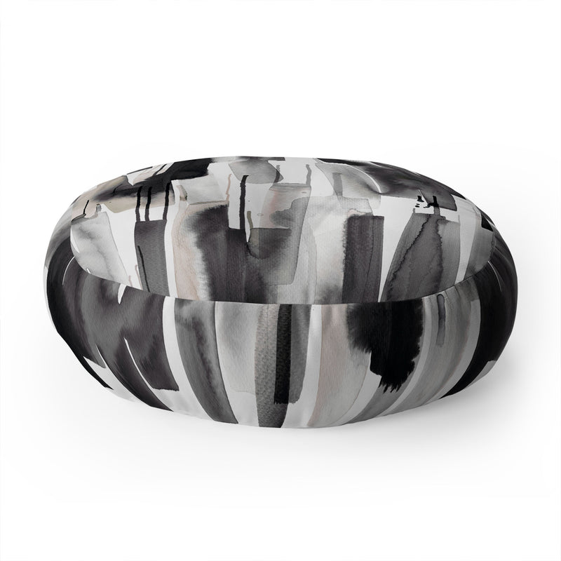 Collection de coussins de sol noirs Japandi Watery Stripes de Ninola Design